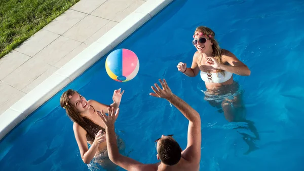 Bir grup mutlu genç yazın tadını çıkarıyor.