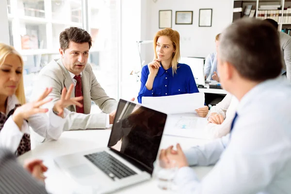 Empresários discutindo planos futuros — Fotografia de Stock