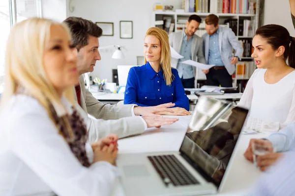 Gente de negocios discutiendo planes futuros —  Fotos de Stock