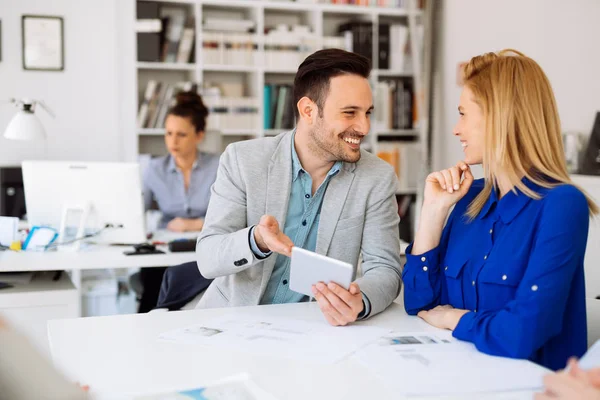 Ofiste çalışan iş adamları