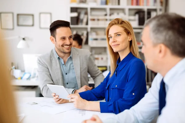 Exitosa Mujer Negocios Inteligente Ceo Trabajando Con Los Empleados — Foto de Stock