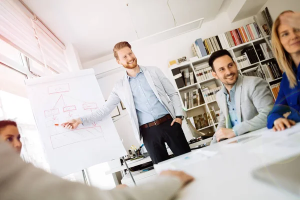 Ders ve beyaz yakalı arkadaşları için iş ofiste eğitim