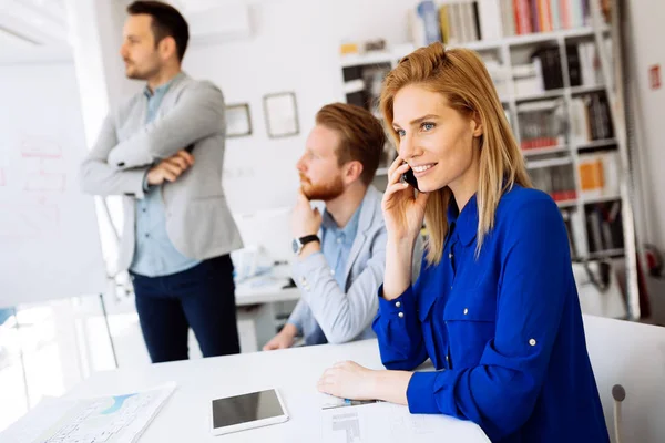 Telefonları ve mobil cihazlar kullanarak meşgul iş adamları