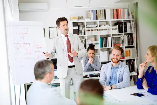 Ders ve beyaz yakalı arkadaşları için iş ofiste eğitim