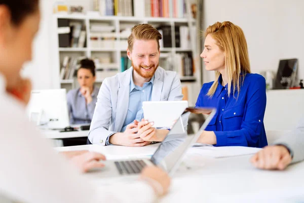 Compañeros Trabajo Negocios Equipo Oficina Blanca Moderna — Foto de Stock