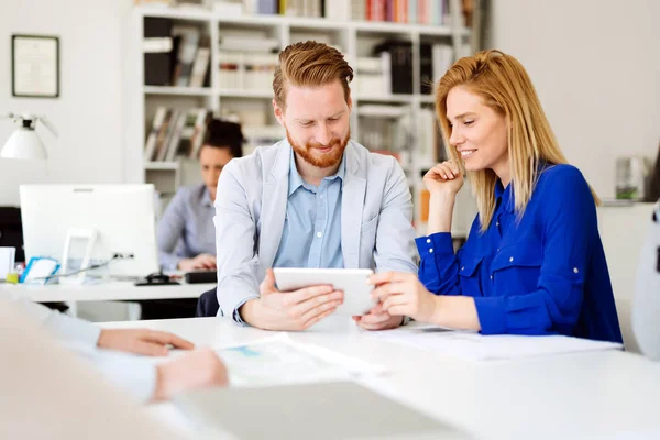 İş insanlar ofis işbirliği