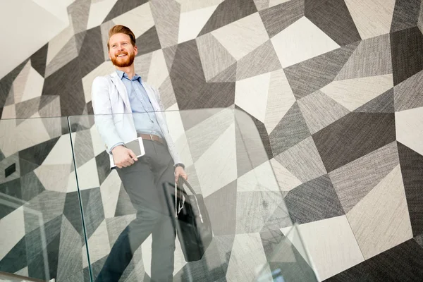 Merdivenlerden dinamik bir hayat yaşayan işadamı