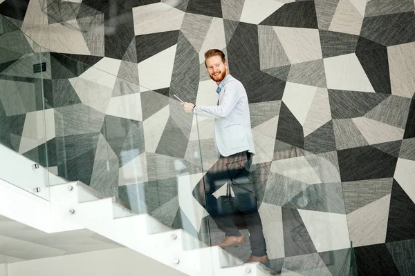 Eldeki güncel kalmak için tablet ve telefon sürekli sahip iş adamı