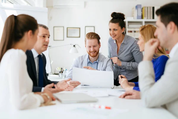 Les Gens Affaires Ayant Une Réunion Conseil Administration Discuter Nouvelles — Photo