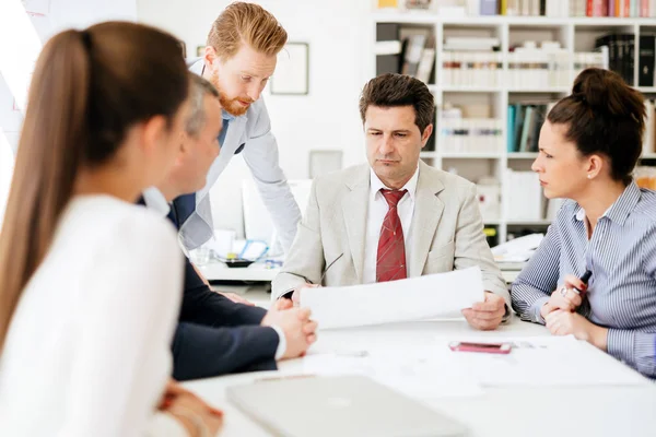 İş adamları bir yönetim kurulu toplantısı