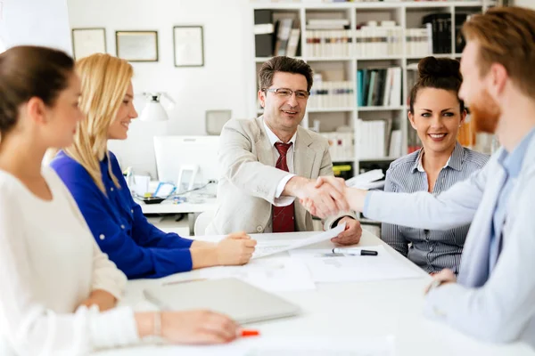 Geschäftsleute bei einer Vorstandssitzung — Stockfoto