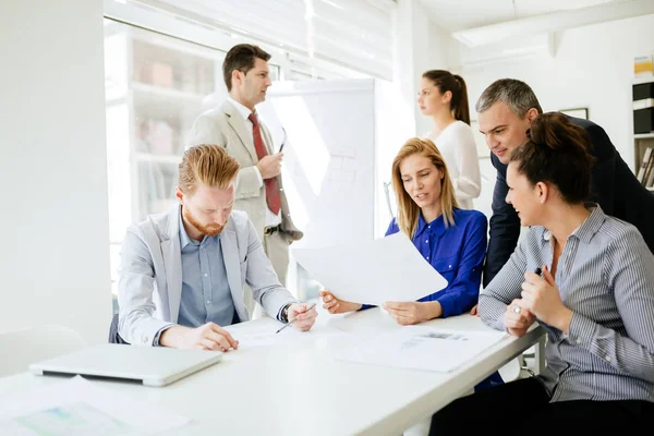 Empresários Tendo Uma Reunião Conselho Discutindo Novas Ideias — Fotografia de Stock
