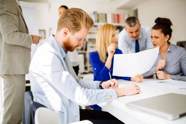 Ofiste çalışan meşgul genç iş adamları