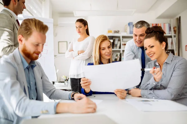 Ofiste beyin fırtınası Succeful iş ortakları