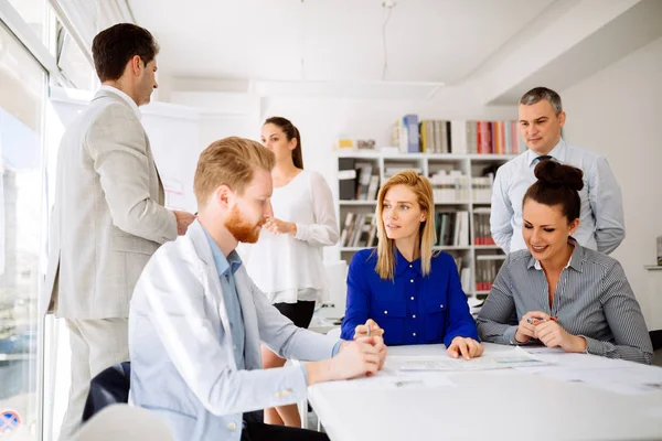 Éxito Los Socios Negocios Lluvia Ideas Oficina Moderna — Foto de Stock