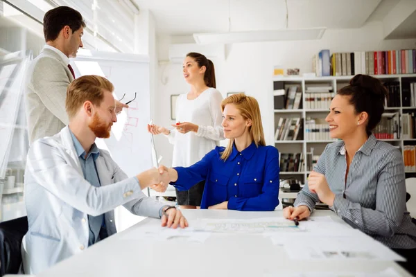 Umtriebige Jungunternehmer Geben Sich Amt Die Hand — Stockfoto