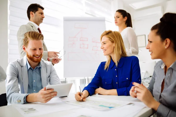 Gente Negocios Oficina Celebrando Una Conferencia Discutiendo Estrategias — Foto de Stock