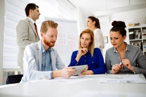 Üzletemberek Együttműködik Office Ötletek Megosztására — Stock Fotó