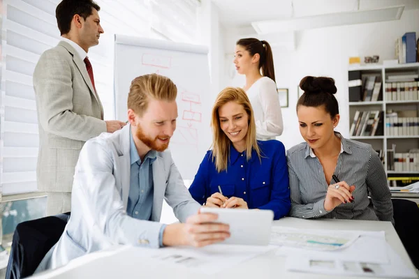 Toplantı ve yeni yeni fikirler tartışırken bir kurulu olan iş adamları