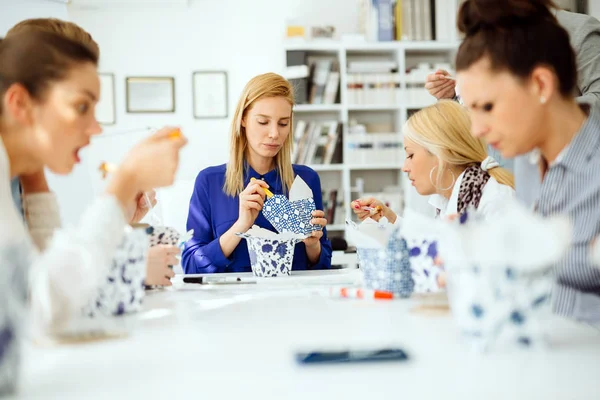 Gente de negocios discutiendo planes futuros —  Fotos de Stock