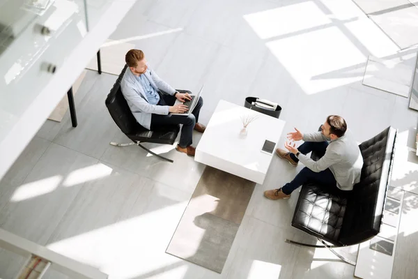 Reunião Negócios Lobby Por Dois Empresários — Fotografia de Stock