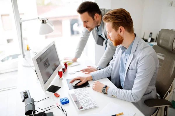 Kolegové Pracují Kanceláři Brainstorming — Stock fotografie