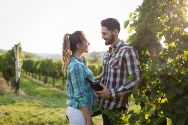 Hasattan önce bağda romantik bir çift.