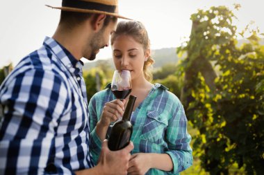 Winemaker mahzeninde çalışma ve şarapları tatma aşık Çift