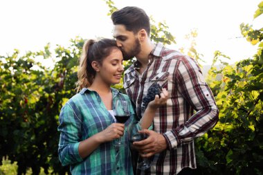 Hasattan önce bağda romantik bir çift.