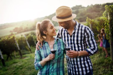Winemaker mahzeninde çalışma ve şarapları tatma aşık Çift