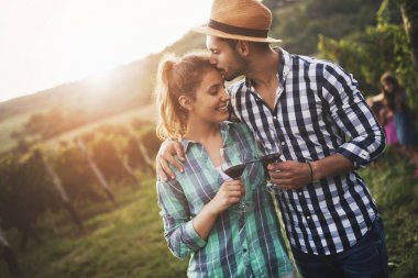 Winemaker mahzeninde çalışma ve şarapları tatma aşık Çift