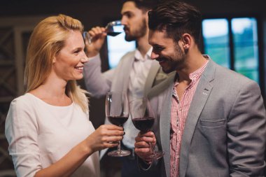 Şarap tadımı olay şarapları tatma insanlarla