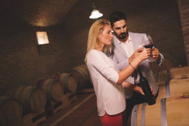 Şarap mahzeni şarap tatma şarap seven Çift