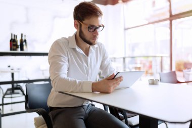Kafede tablet üzerinde çalışan emin meşgul işadamı
