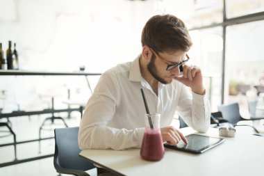Kafede tablet üzerinde çalışan emin meşgul işadamı