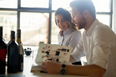 Mutlu iş adamları resmen kafede flört giyinmiş