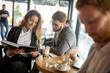 Söz ve birlikte gülerek iş adamları