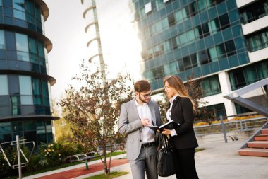 Açık havada toplantı iş ve ofis arkadaşları