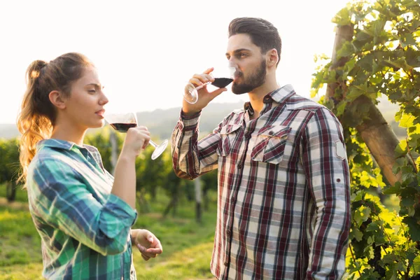 Hasattan önce bağda romantik bir çift.