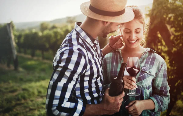 Coppia Innamorata Che Lavora Nel Vigneto Vinicolo Degusta Vini — Foto Stock