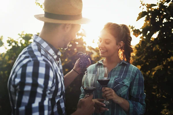 Verliebtes Paar Arbeitet Weinberg Des Winzers Und Verkostet Weine — Stockfoto