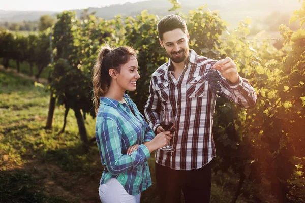 Romantisches Paar Vor Der Weinlese Weinberg — Stockfoto