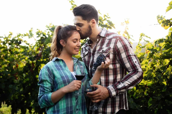 Hasattan önce bağda romantik bir çift.