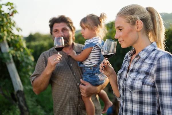 Winegrower keluarga mencicipi anggur — Stok Foto
