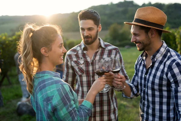 Şarap üretici ve şarapçılık bağ insanlarda