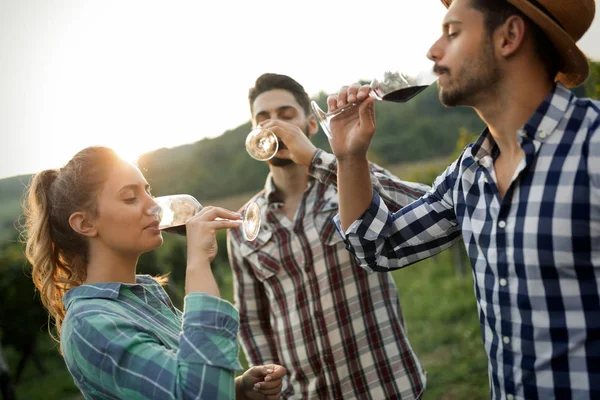 Şarap üretici ve şarapçılık bağ insanlarda