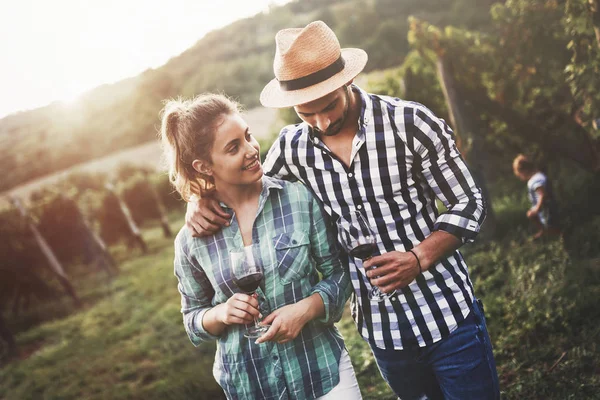 Verliebtes Paar Arbeitet Weinberg Des Winzers Und Verkostet Weine — Stockfoto