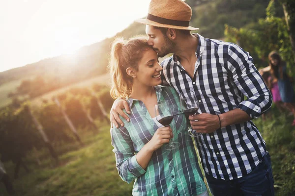 Winemaker mahzeninde çalışma ve şarapları tatma aşık Çift