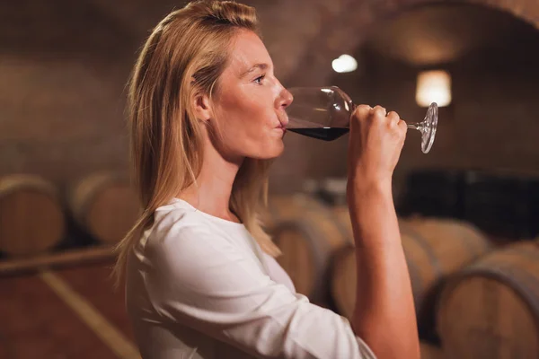 Beautiful Woman Oenologist Tasting Wine Winegrower Cellar — Stock Photo, Image