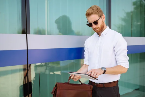 Drukke Zakenman Met Behulp Van Tablet Buitenshuis Tijdens Een Gesprek — Stockfoto